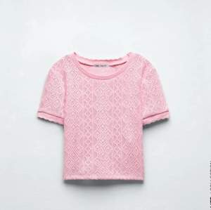 Säljer den här ”stickad”/mönstrade Zara toppen/T-shirten då den aldrig kommit till användning, den är helt oanvänd endast testad! 150 + frakt❤️‍🔥