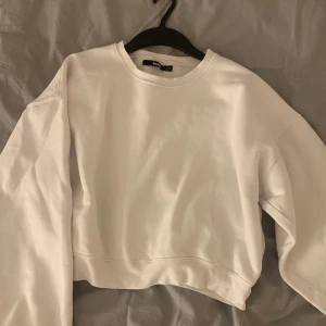  Vit sweatshirt  - En vit sweatshirt, frakten ingår inte i priset💞💞