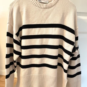 Stickad tröja från Zara, storlek XS - Stickad tröja från Zara, storlek XS. Använd ett fåtal gånger så fint skick (lite nopprig men inget som syns så mycket, se tredje bilden). Frakt tillkommer 🤍
