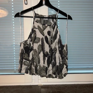 Halterneck topp - Säljer denna halterneck top med kaktusar på och har storlek 38☺️ köparen står för frakten☺️