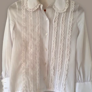 Vit vintage blus - Den absolut sötaste blus man kan tänka sig. Behöver dock läggas i klorin då den gulnat på små ställen d  på som vid knapp, inget som stör och det går säkert bort. 