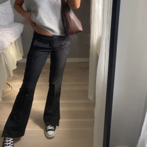 Kostymbyxor - Säljer mina sjukt snygga lågmidjade kostymbyxor i stl 34😍 Köparen står för frakten💗