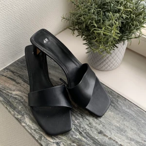 Klackar från H&M - Jättefina klackar säljes då de inte kommer till användning 🤍  💗storlek 39 men passar även 38 💗använt 1 gång, men finns lite slitage 