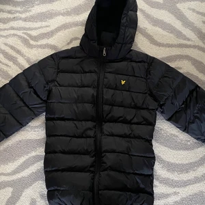 Lyle & Scott jacka  - Säljer nu min fina Lyle and scott jacka då den ej kommer till användning. Storlek 12-13 år men skulle säga XS-S. Nypris är 800kr tror jag. 