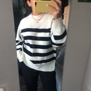 Randig stickad tröja Zara - Så fin och mjuk stickad tröja från Zara 💝Använd ett fåtal gånger så tröjan är som ny! (Fläckarna är på spegeln och inte på tröjan 😬) Köparen står för frakten ❤️‍🩹