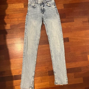 Jeans med slit  - Jeans med slit från Zara. Mycket bra skick 