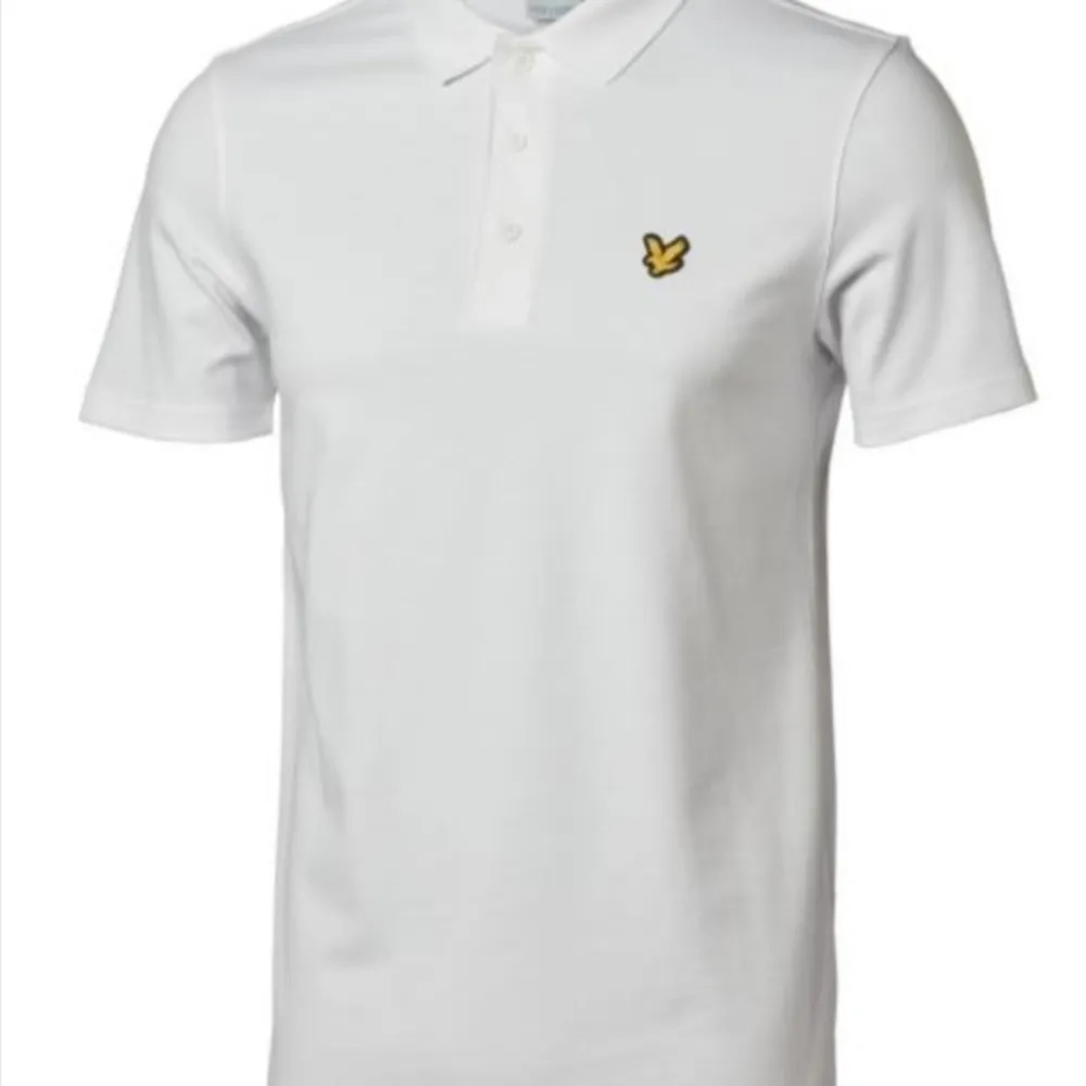 Lyle&Scott i strl S. Aldrig använd! Nypris 599kr Ps. Foton från min kamera blir så dåliga i kvalité så de två sista bilderna är screenschots från intersport online butik. . T-paidat.