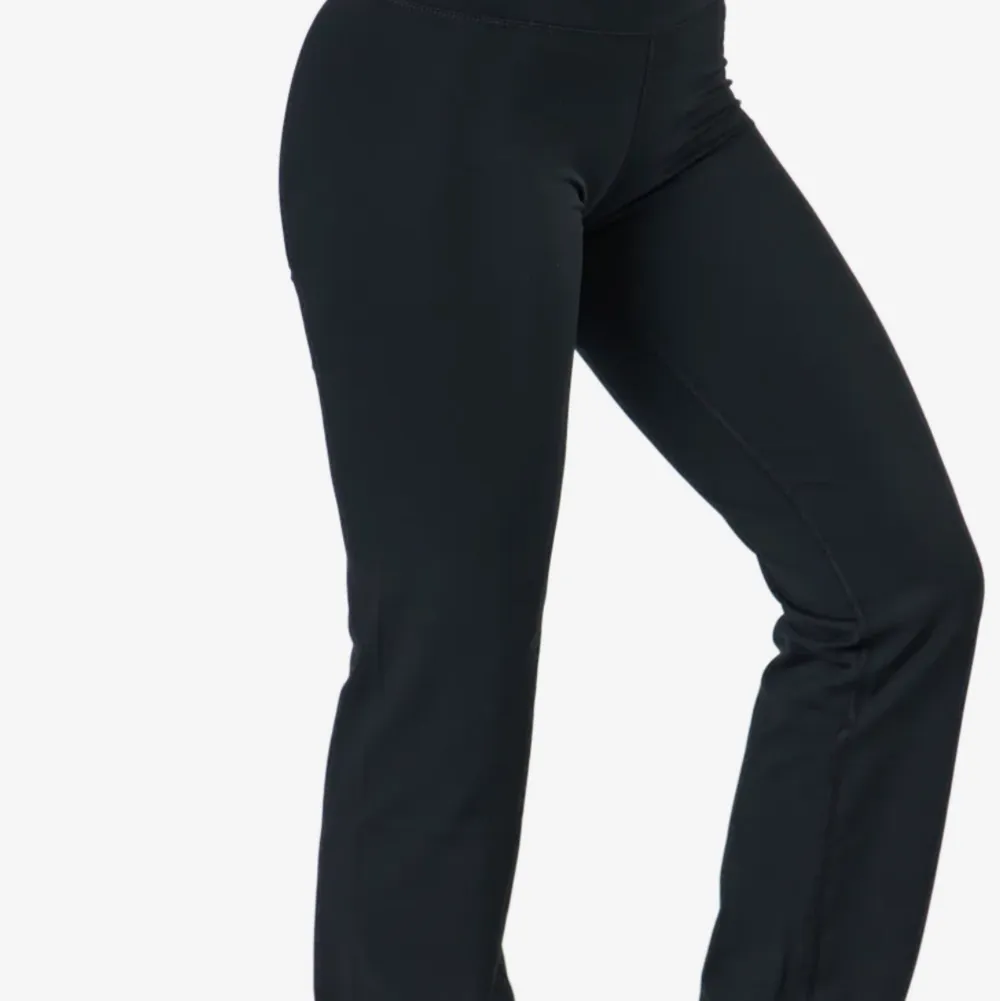 Som nya tränings byxor från Nike i en grå aktig färg. Jätte snygga båda på tränign och i vardag❤️. Jeans & Byxor.