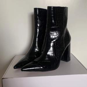 Krokodilmönstrade boots med blockklack från NA-KD. Storlek 40, endast använda en gång.  Klackhöjd: 9,5 cm  Köpare står för frakt, pris kan diskuteras.