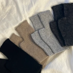 Torgvantar  - Finns i färgerna beige, svart, grå och mörkgrå. Sjukt sköna i materialet. BEGRÄNSAT ANTAL‼️  199kr/st köp här eller på Instagram JULIDESIGN❄️💕🤩