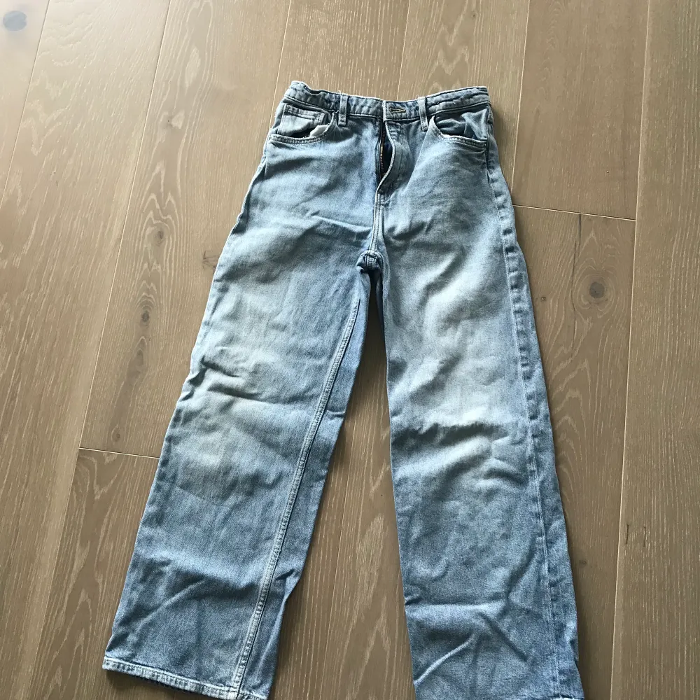 Fina blå jeans från H&M. Använd ca 10 gånger.. Jeans & Byxor.