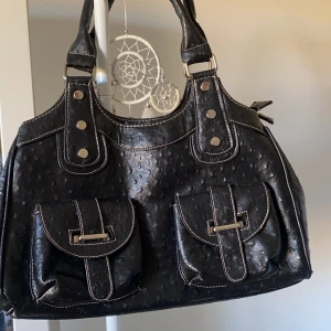 Svart vintage väska  - Intressekonflikt på denna som jag köpt second hand, då den ej kommer till användning 