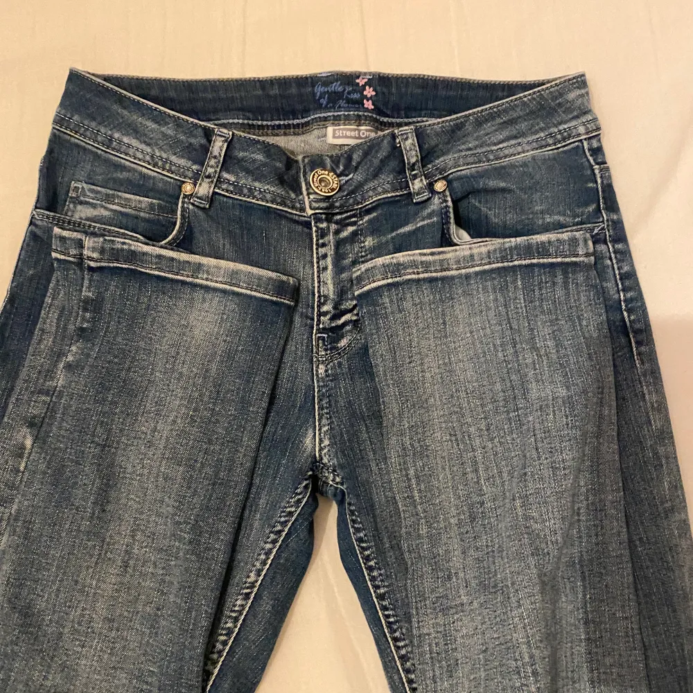 Säljer nu mina super  fina lågmidjade jeans då de inte kommer till andvändning,aldrig andvända!🥰. Jeans & Byxor.