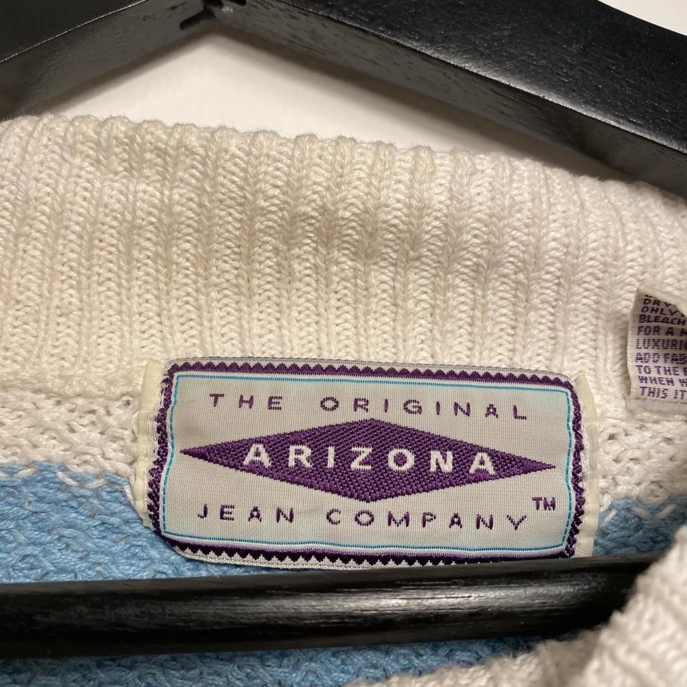 Stickad tröja med snyggt mönster från Arizona Jean Company, håller dig varm! Storlek M. Stickat.