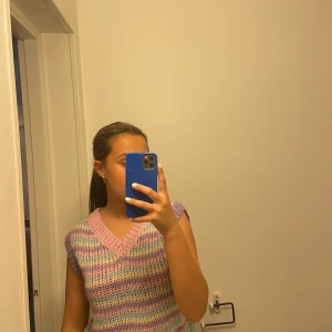 färgglada västar  - säljer dessa två stickade västar för d aldrig kommer till användning. köp båda två för 100kr eller en för 70kr.  Kontakta mig för fler bilder eller information. frakt står köparen för💕💕💕