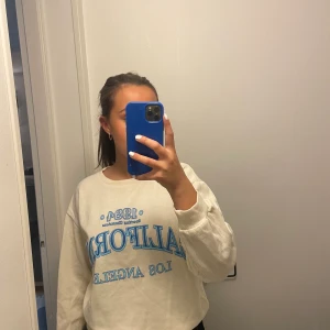 sweatshirt med tryck - säljer denna sweatshirt då den inte längre kommer till användning. den har blått tryck och ribbad/stickat material.  Kontakta mig för fler bilder eller information. frakt står köparen för💕💕💕