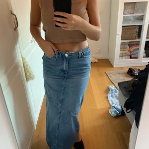 Nakd topp - En beige topp med en arm från nakd. Tröjan är i storlek l men passar bra på mig som är en xs/s. I ett mycket fint skick då den endast använts vid ett tillfälle❣️