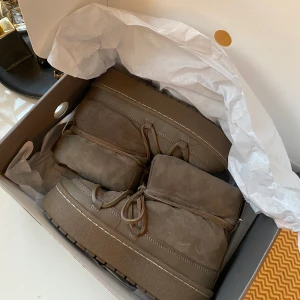 Slutsålda H&M läderboots🐻🤎🤎 - Oanvända vinterboots från H&M Premium Selection i storlek 37. Äkta läder. Slutsåld på hemsidan!🤎🤎 storleken var lite för liten för mig så därav säljer jag. Frakt tillkommer