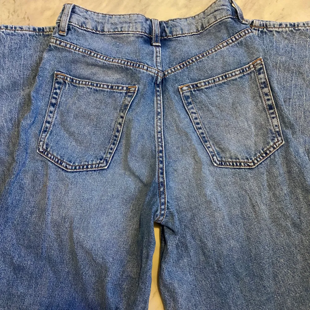 Jag säljer ett par raka blå high Waist jeans i stl  34 då dom är för små för mig som vanligtvis är en 36/38, dom är i fint skick och endast använda ca 3 ggr, Säljer för 150kr och fri frakt, skriv privat till mig för frågor . Jeans & Byxor.