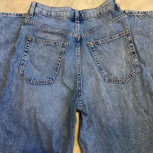 Jag säljer ett par raka blå high Waist jeans i stl  34 då dom är för små för mig som vanligtvis är en 36/38, dom är i fint skick och endast använda ca 3 ggr, Säljer för 150kr och fri frakt, skriv privat till mig för frågor 