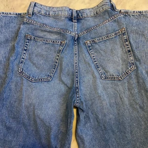 High waist jeans - Jag säljer ett par raka blå high Waist jeans i stl  34 då dom är för små för mig som vanligtvis är en 36/38, dom är i fint skick och endast använda ca 3 ggr, Säljer för 150kr och fri frakt, skriv privat till mig för frågor 