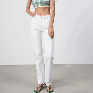 Vita mid waist jeans zara❤️ - Bra skick, inga defekter, bara använd nån gång, skriv för fler bilder eller frågor ❤️