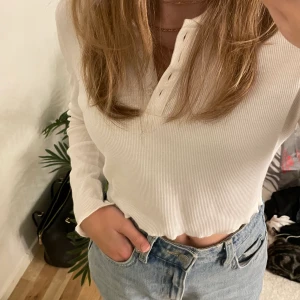 Vit långärmad tröja strl. xs - Säljer en vit långärmad tröja med krage och knappar från shein.💗 Använd ca 3 ggr och är i helskick.🌸 Säljer pga att jag inte använder den längre.