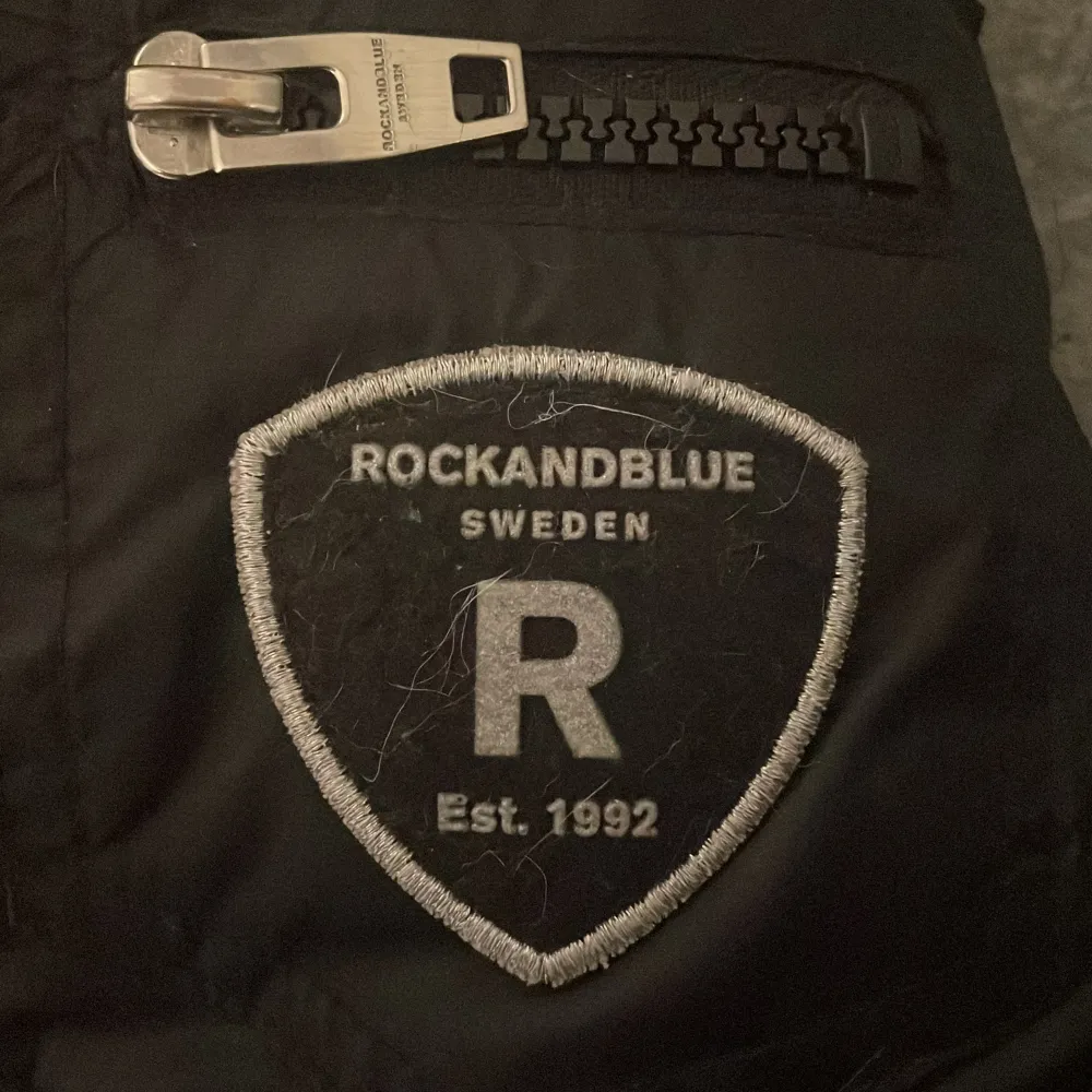 Här är min gamla Rockk&Blue jacka som inte kommer till användning då jag växt ur den. Köpte för två år sen använde inte den jätte mycket då men den har ett pyttelitet håll vid magen men inget som märks. ☺️(äkta päls finns till oxå + 100kr) kan välja utan. Jackor.