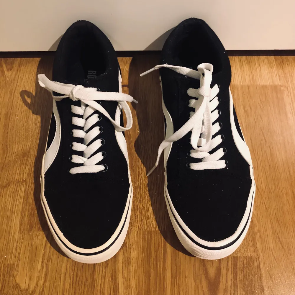 Oanvända sneakers stl 38, från Roots i mörkblått med vita detaljer🤍 Sulan på högersko har gulnat lite grann men inget man tänker på. Skor.