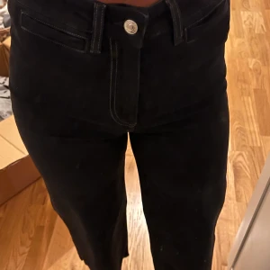 Svarta jeans från H&M - Svarta jeans från h&m. Storlek 36. Raka ben. 