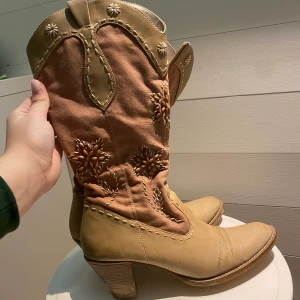 Cowboyboots🤍🌻 - Knappt använda då jag har andra❤️ Halvsyntet med dragkedja, fina träpärldetaljer🤍  Perfekta för att spica upp looken, suuuuperfina till klänning och kjol🥰 Förtjänar att hamna nånstans där de kommer till användning Köparen står för frakt🌻
