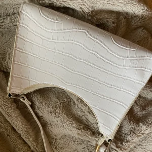 Väska - Vit snakeprint väska. 