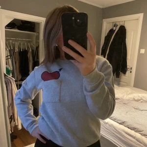 Grå sweatshirt med ett hjärta - Jätte fin sweatshirt med en ficka samt ett hjärta i fickan