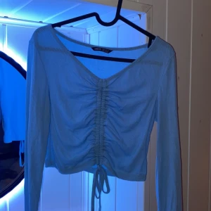 Långärmad top med Dragsko - Babyblå topp med dragsko från SHEIN. Jätteskönt material och fin passform.