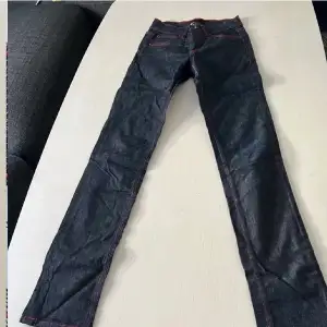 Säljer ett par snygga jeans i så snygg tvätt med röda detaljer 🫶🏼Säljer för att de inte passade, bla för långa i benen 😊köptes hör på Plick, aldrig använda av mig. (Lånade bilder) Köpta för 400kr ❤️‍🔥