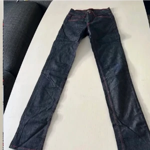 Low waisted jeans - Säljer ett par snygga jeans i så snygg tvätt med röda detaljer 🫶🏼Säljer för att de inte passade, bla för långa i benen 😊köptes hör på Plick, aldrig använda av mig. (Lånade bilder) Köpta för 400kr ❤️‍🔥