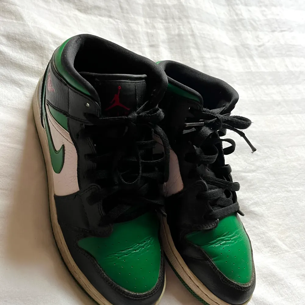 Säljer mina Nike Air Jordan 1 green toe💚 Köpte dom förra året men dom är ändå i hyfsat skick, tecken på användning finns då dom är lite smutsiga (inget som inte går att fixa) Säljer dom då dom inte kommer till användning längre!. Skor.