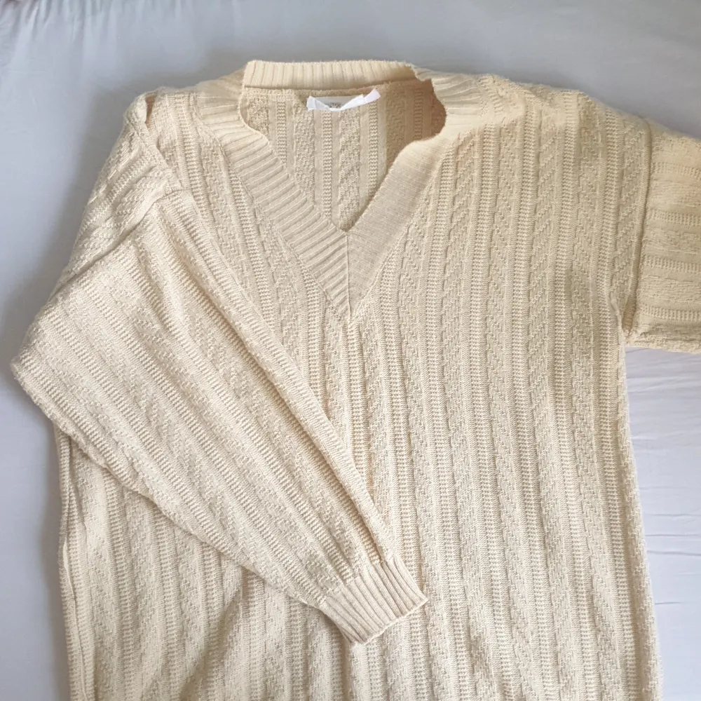 Sjukt snygg stickat tröja som påminner om Rory Gilmore's tröja💕 dessutom vintage! Står att den är i storlek 38/40 (medium) men skulle säga att den känns mer som en extra large, sitter fint oversize på mig som har xs :). Tröjor & Koftor.