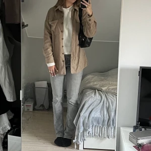 Kappa - Snygg beige kappa från Lindex i storlek L. Säljer då jag har en annan jag använder mer. Skriv för fler bilder!❤️