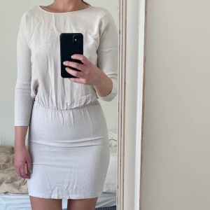 Beige klänning Samsoe Samsoe strl S - Beige kort klänning från Samsoe Samsoe med öppen rygg. Lapp borta men passar strl S