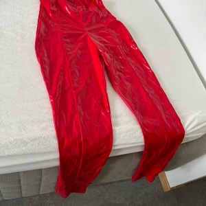 Lackbyxor - Oanvända lackbyxor/leggings från Nelly! Töjbara, passar snarare S än XS (säljer pga för stora för mig