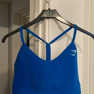 Gymshark sport bh - Super fin sport bh från Gymshark! Köpte den här på Plick och säljer eftersom den inte kommer till användning. Super smickrande, passar D kupa och större❤️