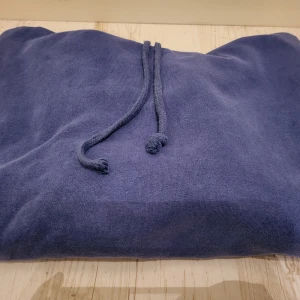 hoodie, washed lilac  - helt ny, använd 1 gång. köpt från asos för ca 500 kr. storlek xl, sitter bra oversize på mig som är m och 177 cm 