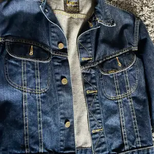 Sjukt snygg blå jeansjacka från Lee✨😍Köpt på secondhand och aldrig använt, inga skador eller tydliga tecken på användning💫💗Storlek L men passar jättebra på S-M. Frakt 49kr 🚚 Kontakta vid intresse😊