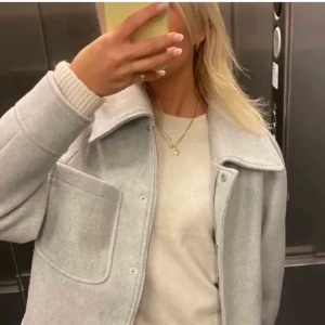 Grå nakd kappa  - Säljer min nakd kappa i storlek 36. Säljer pågrund av att jag ska köpa ny. Den är i bra skick och använd 10 ggr ungefär. 