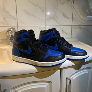 Air Jordan 1  - Air Jordan 1 Mid Hyper Royal skor i storlek 41, som kommer ej till användning längre. Helst mötas upp i Sthlm. Köpta för 2500 kan tänka mig att sänka priset vid förslag. Skriv om ni har några fler frågor💓🥰