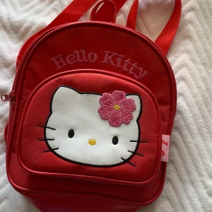 Hello Kitty ryggsäck  - En litten, supper gulig, röd Hello Kitty ryggsäck☺️ 200kr köptaen står för frakten 💕