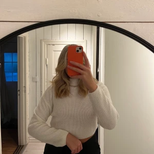 Stickad vit tröja med liten polo  - Stickad vit tröja från hm med liten polokrage, storlek xs 