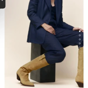 Cowboyboots i mocka  - De populära cowboyboots i mocka från Zara👢har använt de 1 gång så iprincip helt nya.  I storlek 37 men passar 37-38🥰  👢Nypris - 1295:-  👢Säljer för 899:-