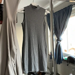 Klänning  - En grå klänning med krage i fint skick 